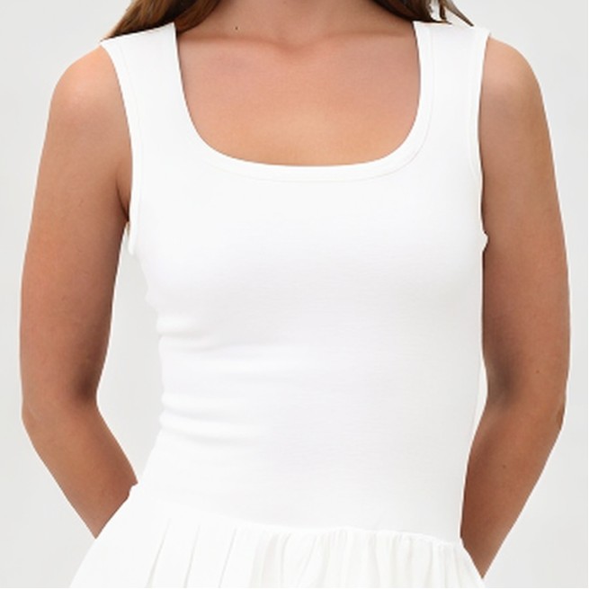 Square neck solid color sleeveless dress
